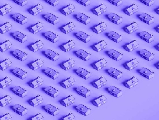 Ein Muster aus identischen Miniaturhäusern, das an eine Immobilienverkaufsanzeige von Immo Konrad erinnert, ist in Reihen auf violettem Hintergrund angeordnet.